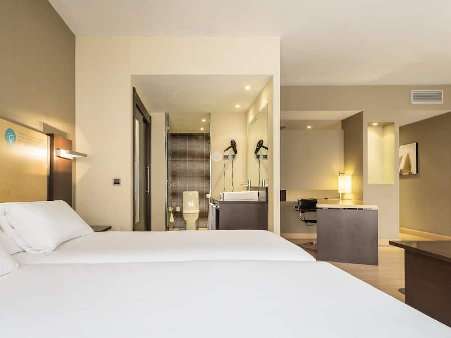 Edredones de plumas, caja fuerte, escritorio y cortinas opacas