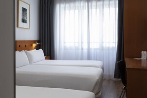 Triple Room | Minibar, in-room safe, desk, blackout drapes