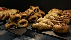 Una selección de pasteles sobre una tabla de pizarra negra.