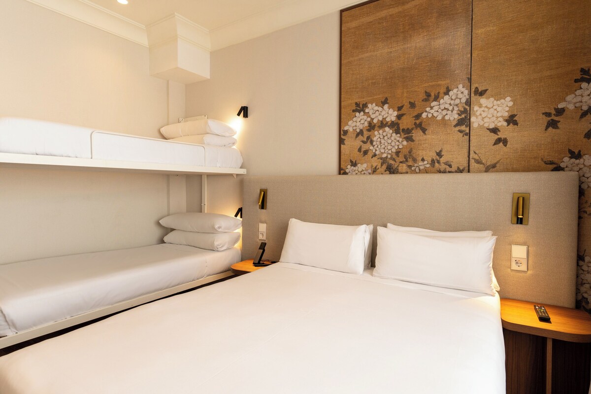 Quadruple Room | Minibar, in-room safe, desk, blackout drapes