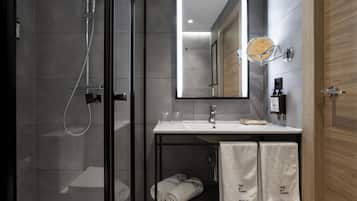 Standard Double Room | Bathroom | Shower, free toiletries, hair dryer, towels