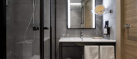 Habitación estándar doble | Baño | Ducha, artículos de higiene personal gratuitos y secador de pelo