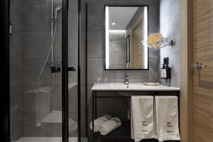 Standard Double Room | Bathroom | Shower, free toiletries, hair dryer, towels