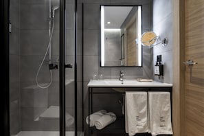 Standard Double Room | Bathroom | Shower, free toiletries, hair dryer, towels