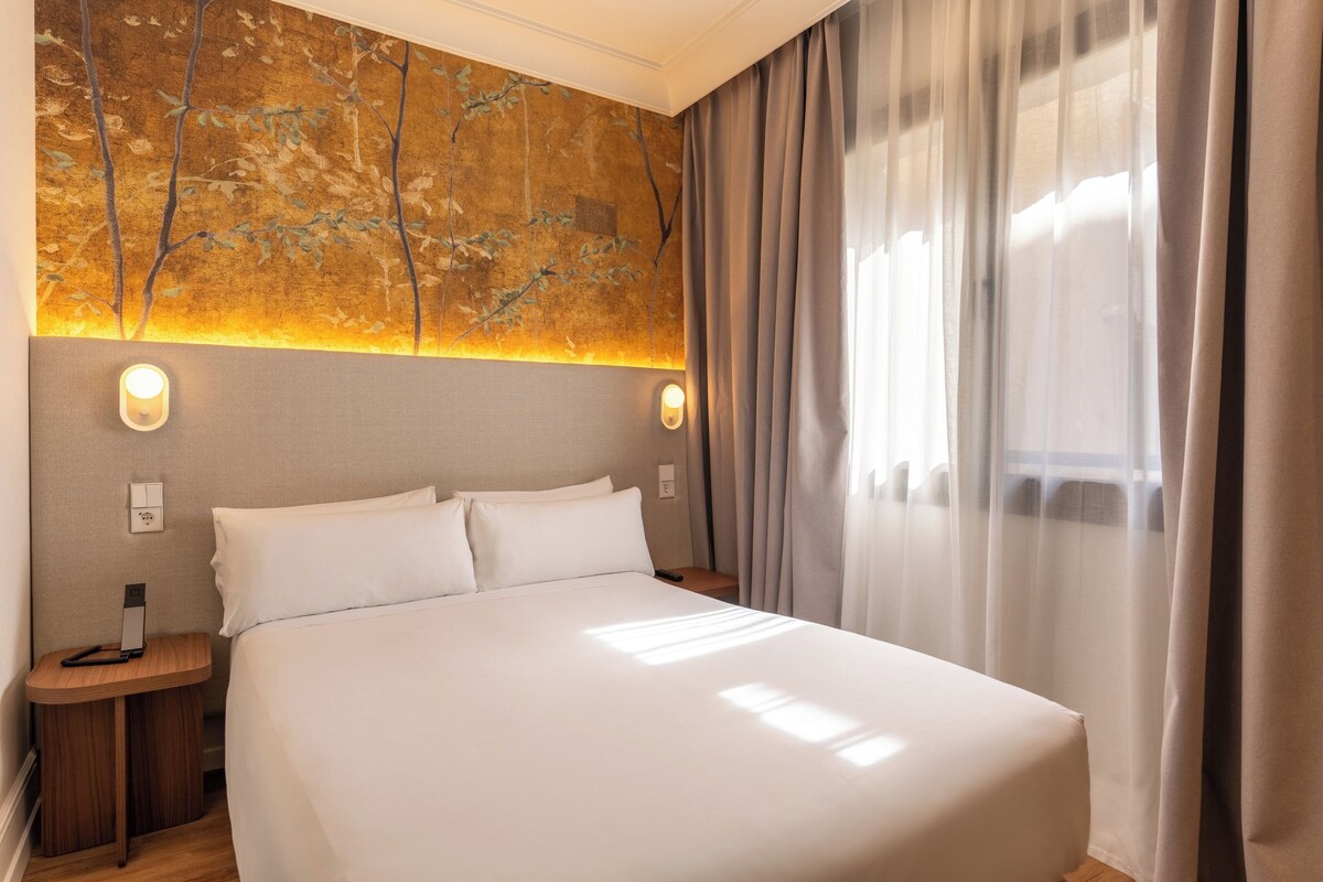 Economy Double Room | Minibar, in-room safe, desk, blackout drapes