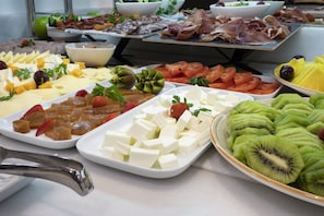 Free daily buffet breakfast