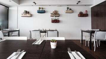 Esmorzar diari d'estil bufet gratuït