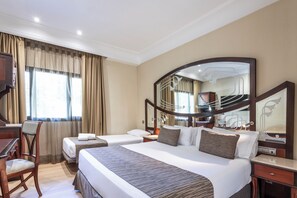 Triple Room | Minibar, in-room safe, desk, free WiFi - Petit Palace Arturo Soria (Madrid)
