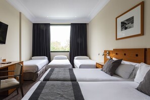 Room for 5 People | Minibar, in-room safe, desk, free WiFi