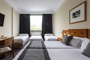 Room for 5 People | Minibar, in-room safe, desk, free WiFi