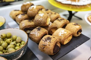 Free daily buffet breakfast