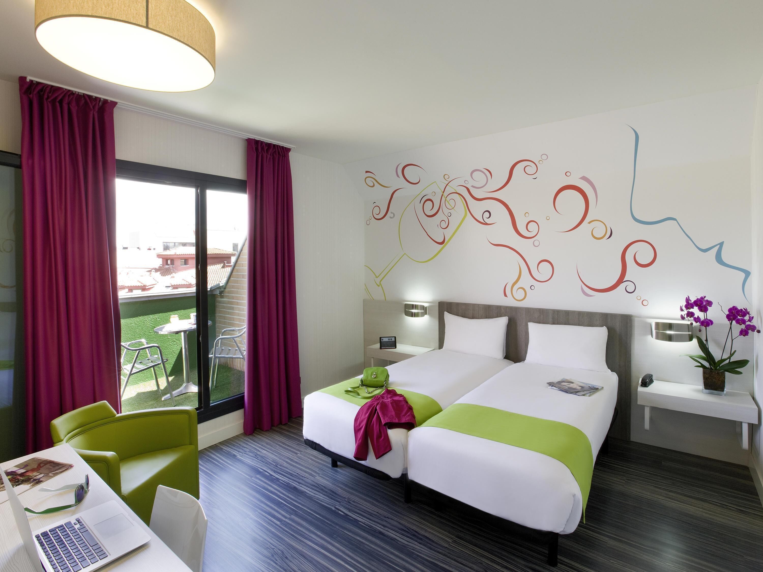 Quarto superior, 2 camas de solteiro | Frigobar, cofres nos quartos, escrivaninha, cortinas blackout