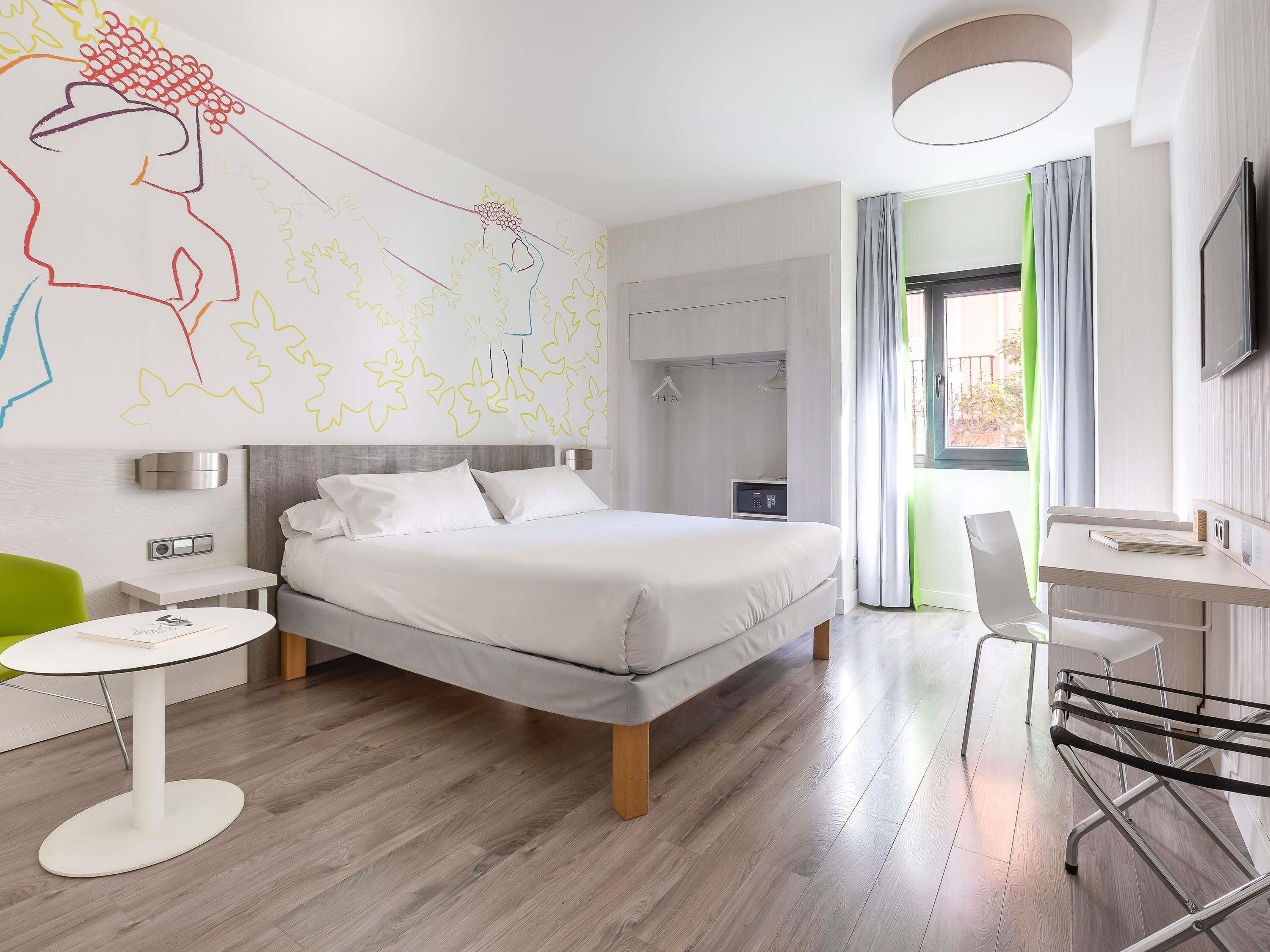 Habitación estándar, 1 cama de matrimonio | Minibar, caja fuerte, escritorio y cortinas opacas