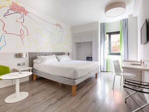 Quarto standard, 1 cama Queen | Frigobar, cofres nos quartos, escrivaninha, cortinas blackout