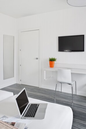 Minibar, caixa forta a l'habitació, escriptori i cortines opaques 