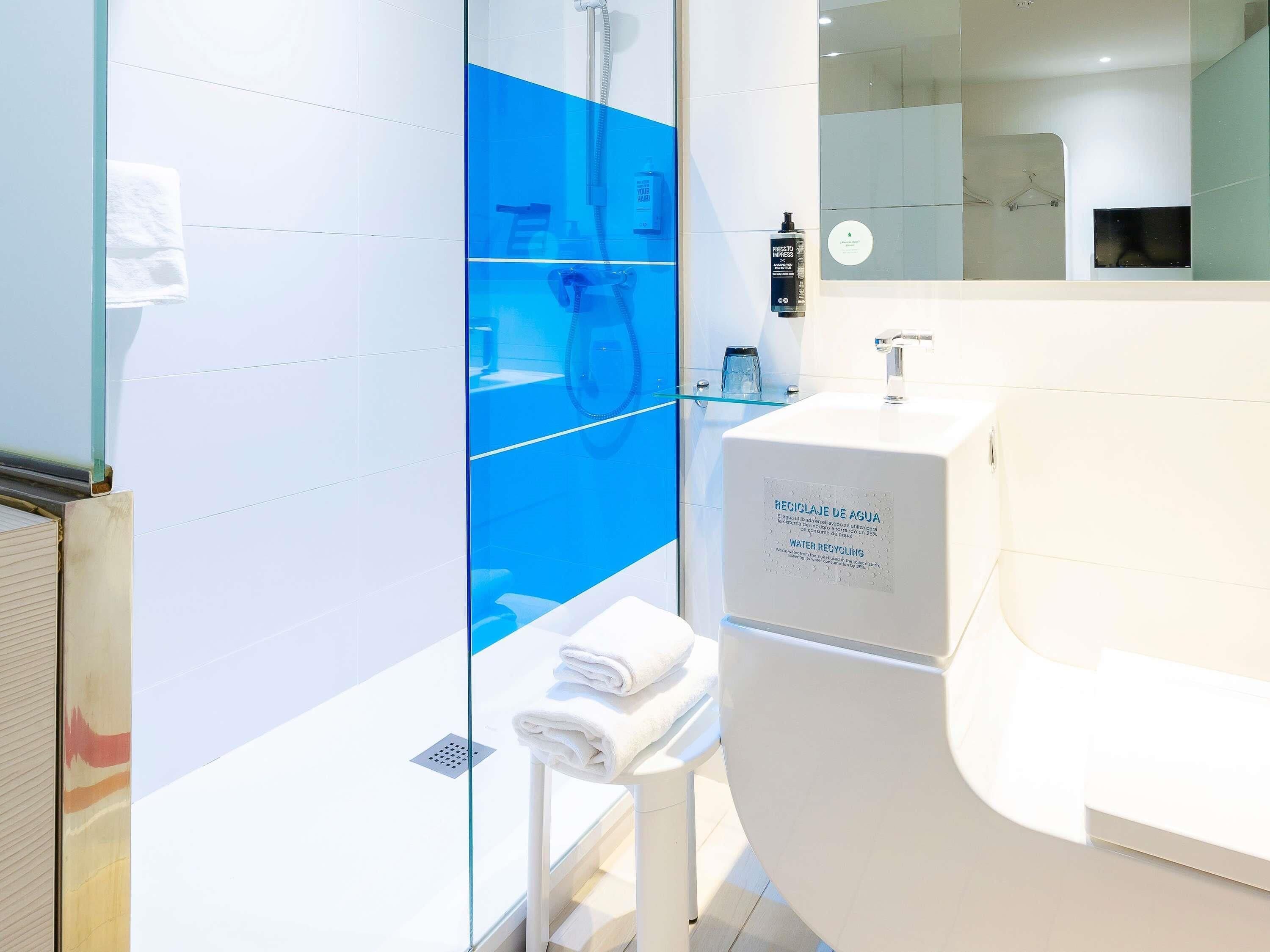 basic single room, 1 single bed (inward-facing) | minibar, in-room safe, desk, blackout curtains