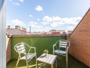Habitació superior, 2 llits individuals | Minibar, caixa forta a l'habitació, escriptori i cortines opaques 