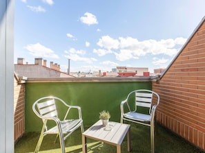 Habitació superior, 2 llits individuals | Minibar, caixa forta a l'habitació, escriptori i cortines opaques