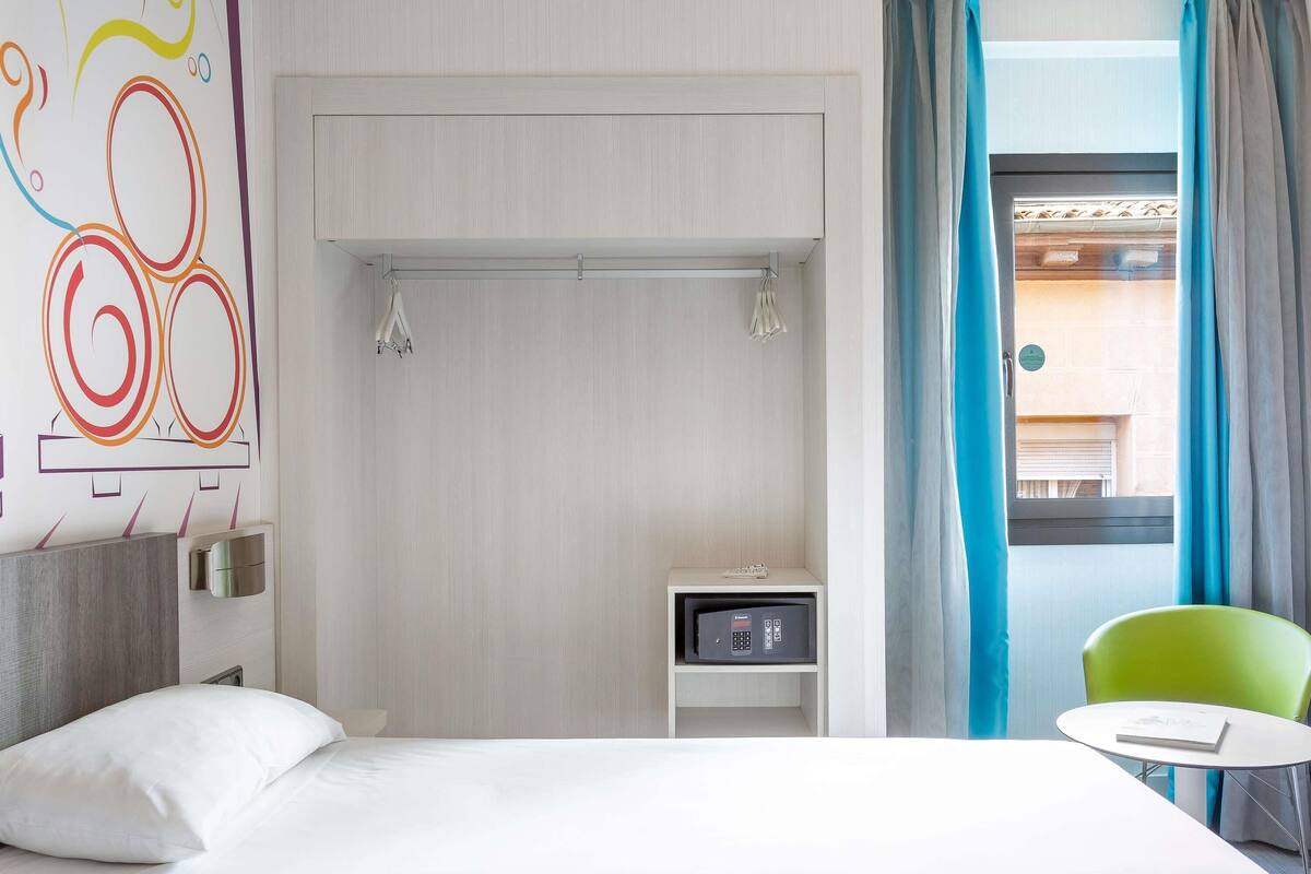 Minibar, caja de seguridad en la habitación y escritorio 