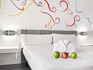 Minibar, coffres-forts dans les chambres, bureau, rideaux occultants