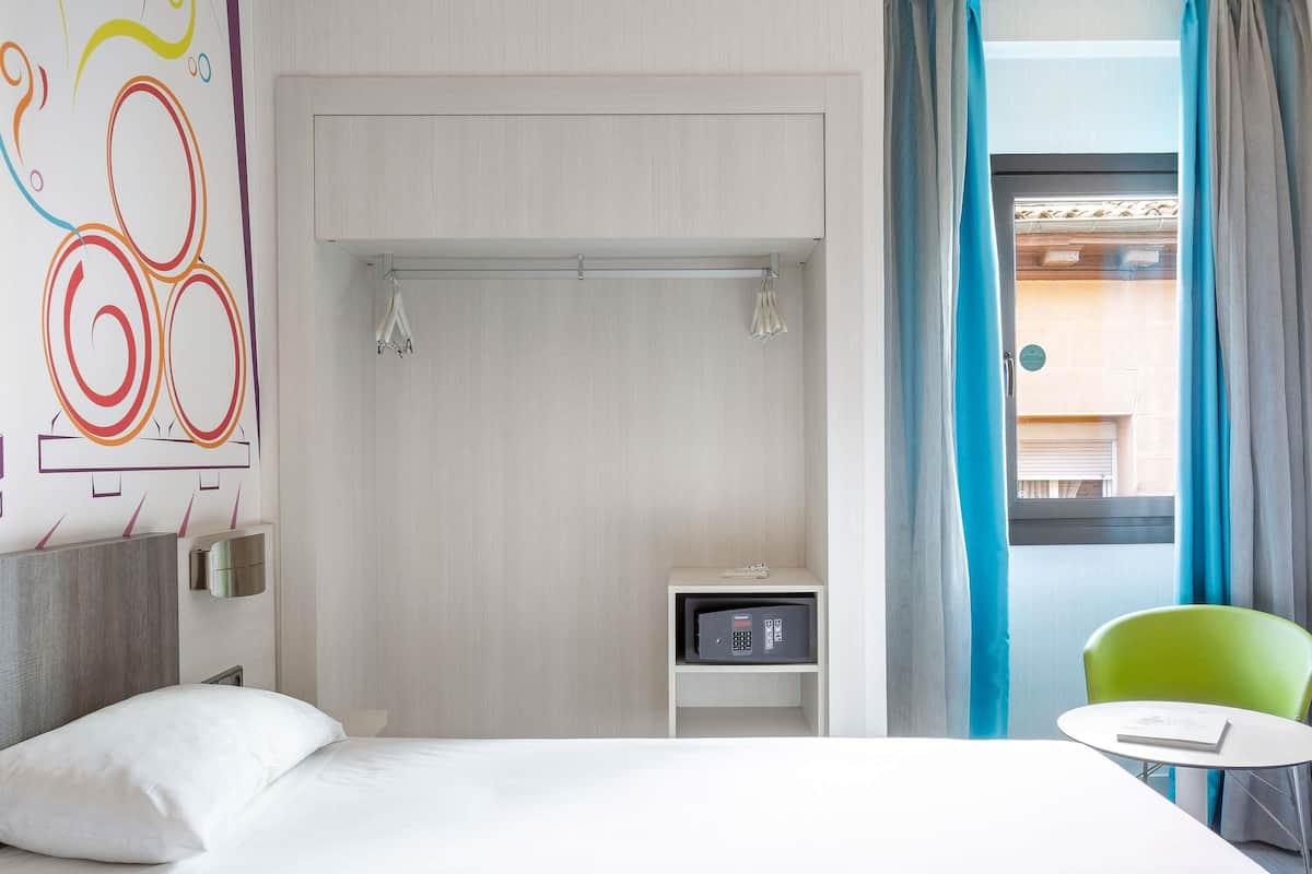 Standard Triple Room, 3 Twin Beds | Minibar, in-room safe, desk, blackout drapes