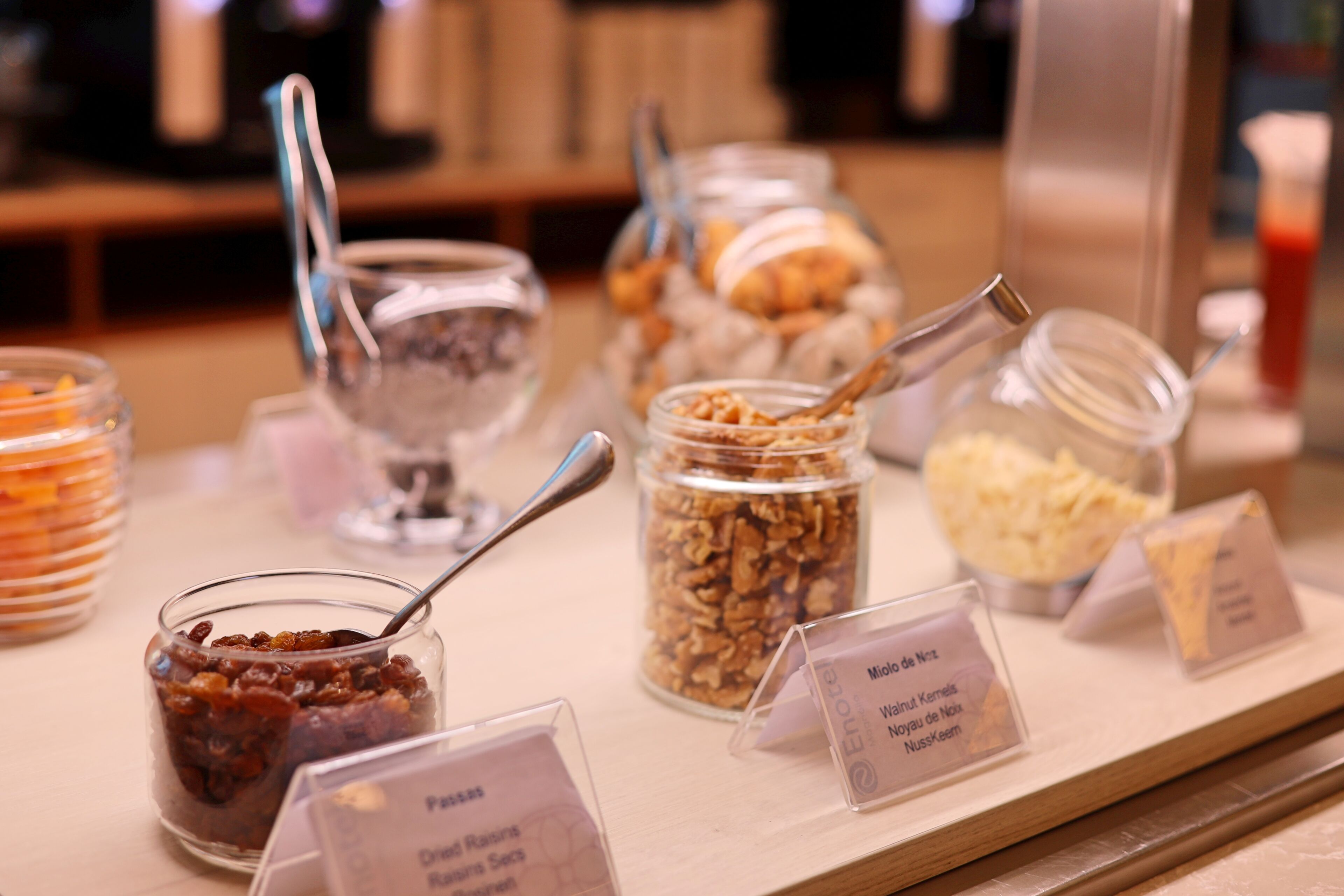 Un bufé con diversos alimentos y etiquetas.