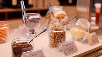 Un bufé con diversos alimentos y etiquetas.