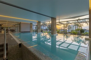 Innenpool, Außenpool, Sonnenschirme, Liegestühle