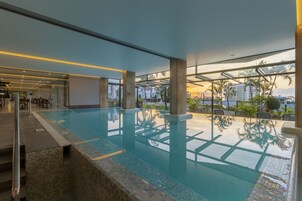 Indendørs pool, udendørs pool, parasoller, liggestole