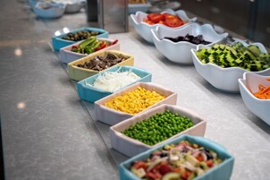 Ett buffébord med olika sorters mat i skålar.