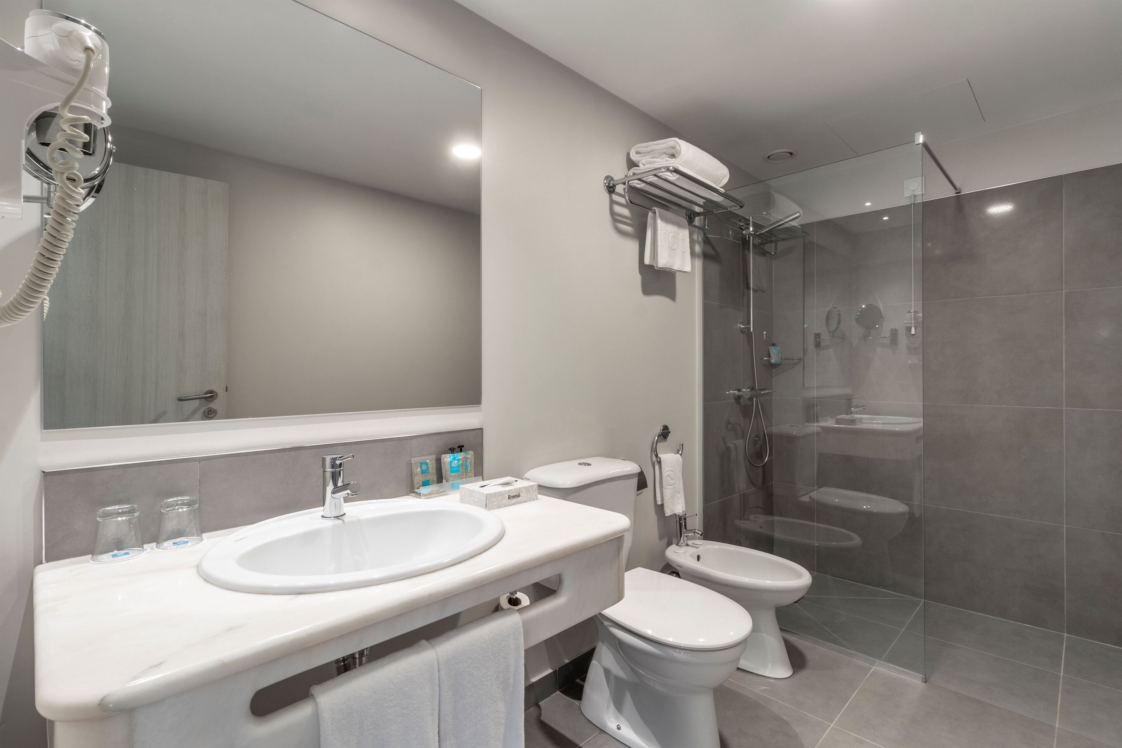 superior twin room, balcony | bathroom | shower, hair dryer, bidet, towels