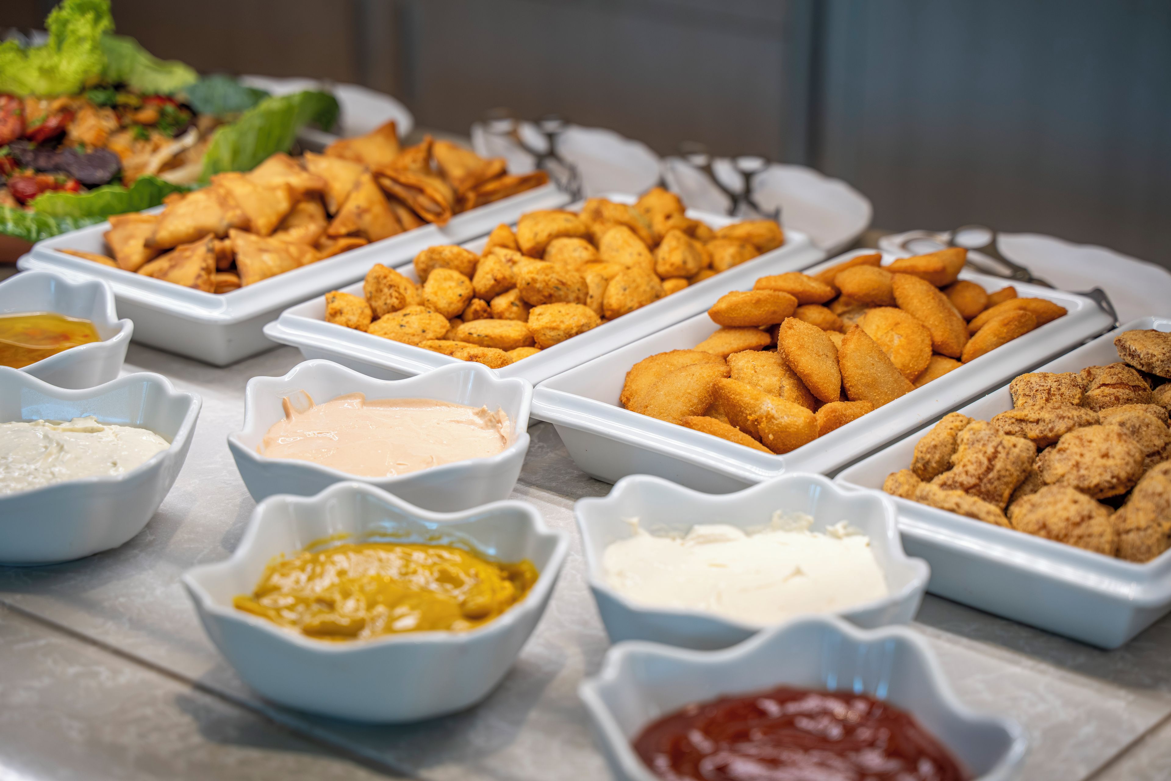 Een buffet met diverse gerechten en toevoegingen.