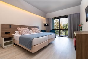 Superior-Zweibettzimmer, Balkon | Minibar, Zimmersafe, Verdunkelungsvorhänge, kostenloses WLAN