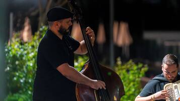 Una persona tocando un contrabajo.