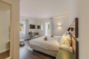 Chambre Standard, balcon | Coffres-forts dans les chambres, rideaux occultants, draps fournis