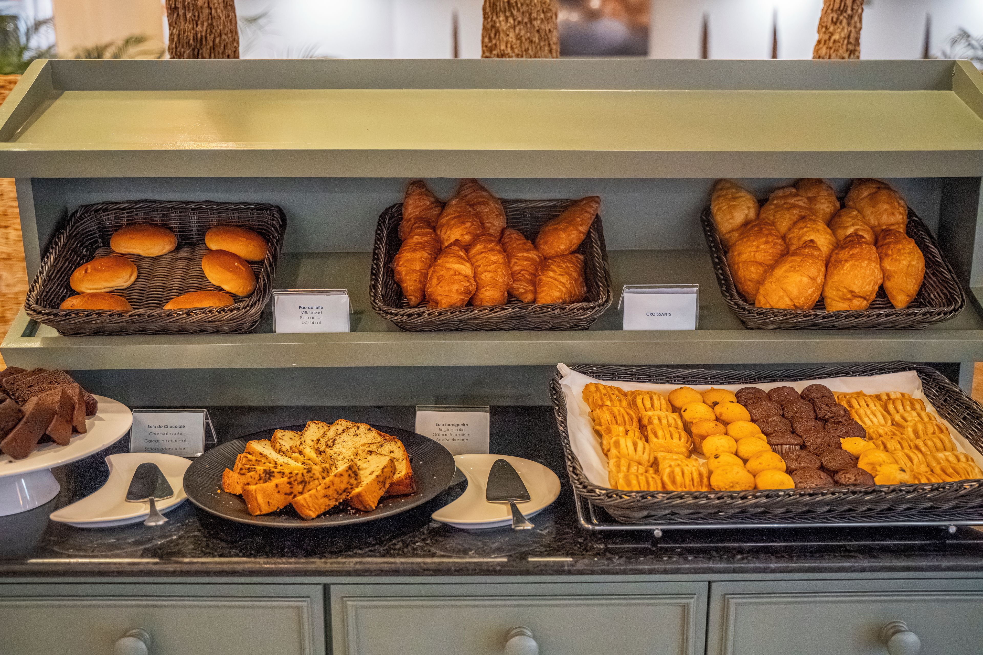 En buffet med forskellige bagværk og desserter.