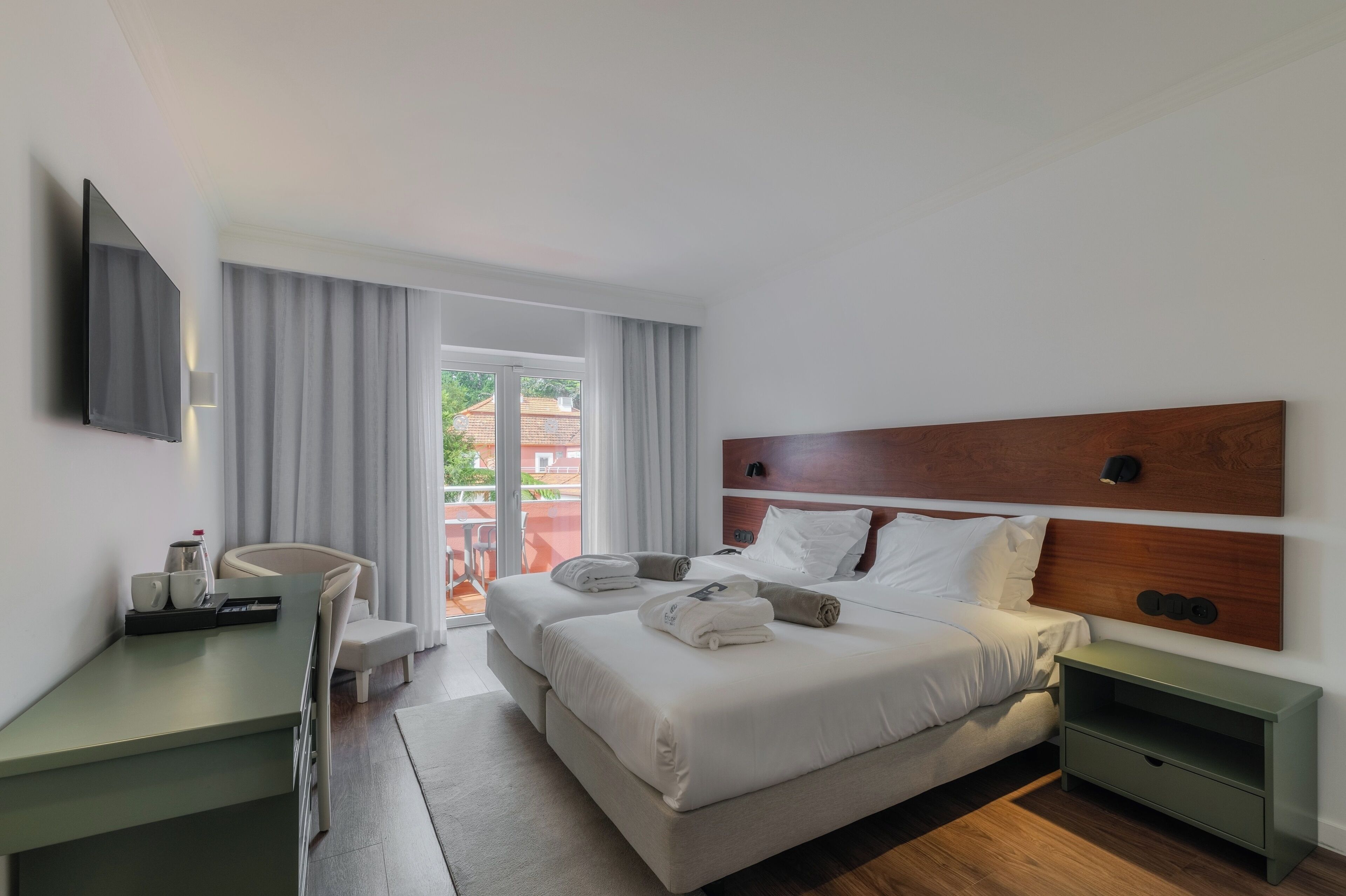 standard room, balcony | in-room safe, blackout curtains, bed sheets