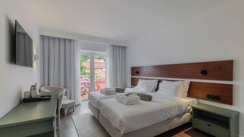 Standard Room, Balcony | In-room safe, blackout drapes, bed sheets