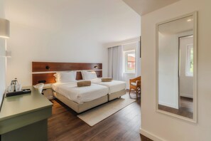 In-room safe, blackout drapes, bed sheets - Enotel Santo da Serra (Machico)