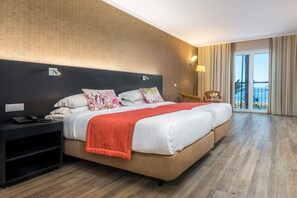 Chambre Standard, vue sur la mer | Salle de bain | Articles de toilette (gratuits), séchoir à cheveux, serviettes fournies