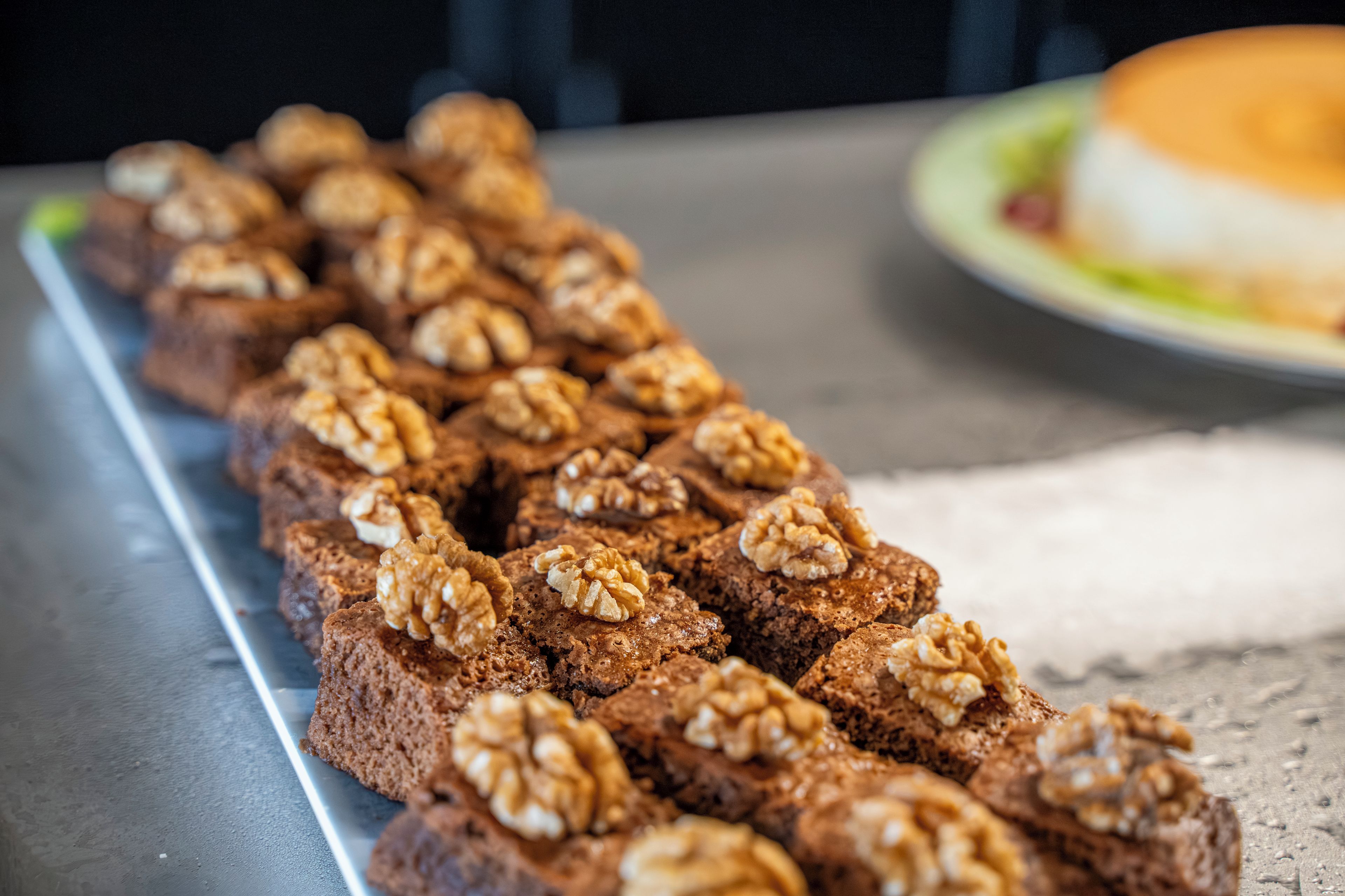 Una bandeja de brownies cubiertos de nueces.