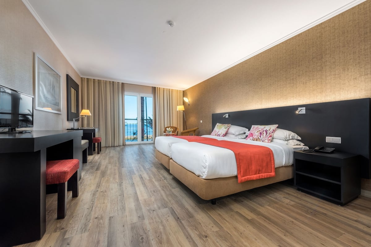 standard room, sea view | minibar, in-room safe, desk, laptop workspace