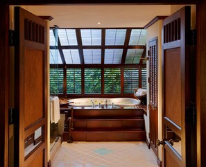 Separate tub and shower, deep soaking tub, rainfall showerhead - Rayavadee (Krabi)
