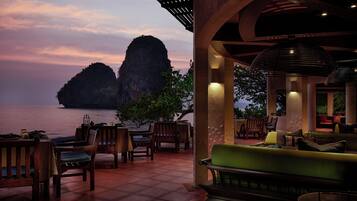 4 restaurants, breakfast, lunch, dinner served; international cuisine