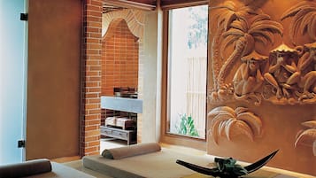 Een sauna, lichaamsbehandelingen, aromatherapie, body wraps, body scrubs
