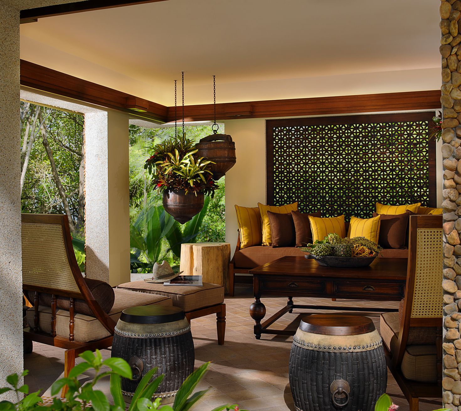 Un salón acogedor con un sofá de madera, una mesa de centro y una planta colgante.