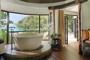 Separate bathtub and shower, deep-soaking bathtub, rainfall showerhead