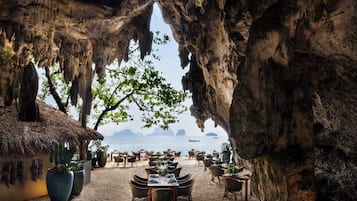 4 restaurants, breakfast, lunch, dinner served; international cuisine