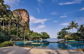 Piscine extérieure, parasols, chaises longues