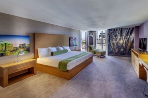 高級寢具、羽絨被、房內夾萬、書桌